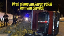 Virajı alamayan kavun yüklü kamyon devrildi!