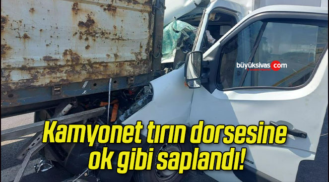 Kamyonet tırın dorsesine ok gibi saplandı!