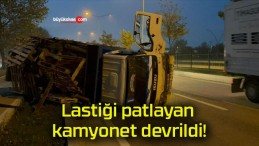 Lastiği patlayan kamyonet devrildi!