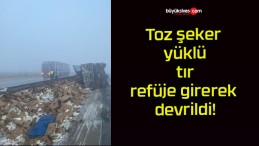 Toz şeker yüklü tır refüje girerek devrildi!