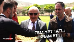 Sivas 4 Eylül Gazeteciler Cemiyeti tatlı ikram etti