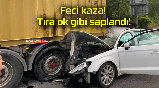 Feci kaza! Tıra ok gibi saplandı!