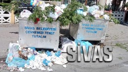 Sivas Mahallelerde Çöp Dağları Oluşmaya Başladı