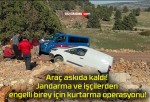 Araç askıda kaldı! Jandarma ve işçilerden engelli birey için kurtarma operasyonu!