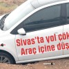 Sivas’ta yol çöktü! Araç içine düştü