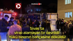 Sivas’ta virajı alamayan tır devrildi! Yükü binanın bahçesine döküldü!