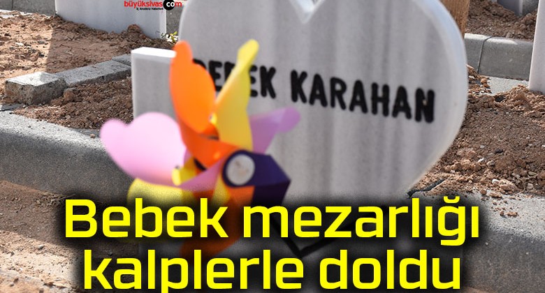 Bebek mezarlığı kalplerle doldu