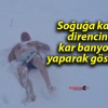 Soğuğa karşı direncini kar banyosu yaparak gösterdi