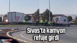 Sivas’ta kamyonet orta refüje girdi