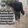 Sel Suları Arasında Yeni Ayakkabısını Korumak İçin Arkadaşını Sırtında Taşıdı!