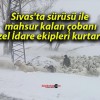 Sivas’ta sürüsü ile mahsur kalan çobanı Özel İdare ekipleri kurtardı!