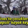 Sivas’ta çocukların ‘tepsili’ kayak keyfi!