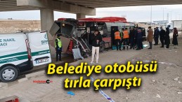 Belediye otobüsü tırla çarpıştı