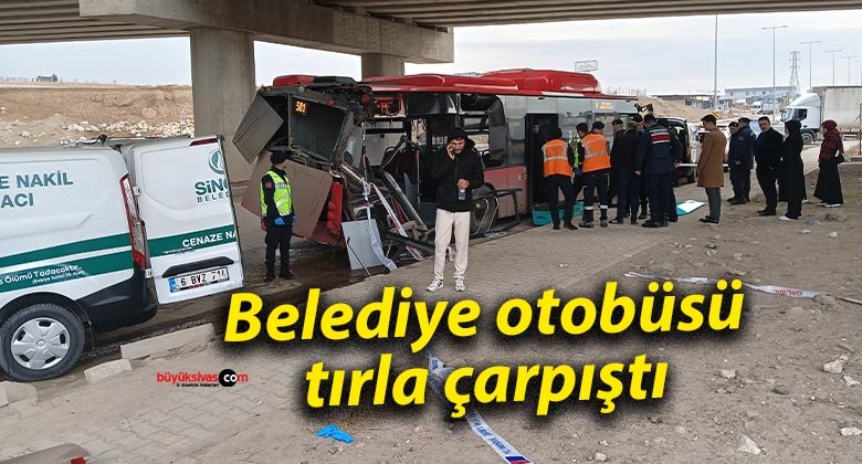 Belediye otobüsü tırla çarpıştı