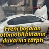 Freni boşalan otomobil binanın duvarına çarptı