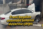 Freni boşalan otomobil binanın duvarına çarptı