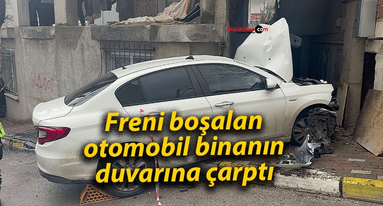 Freni boşalan otomobil binanın duvarına çarptı