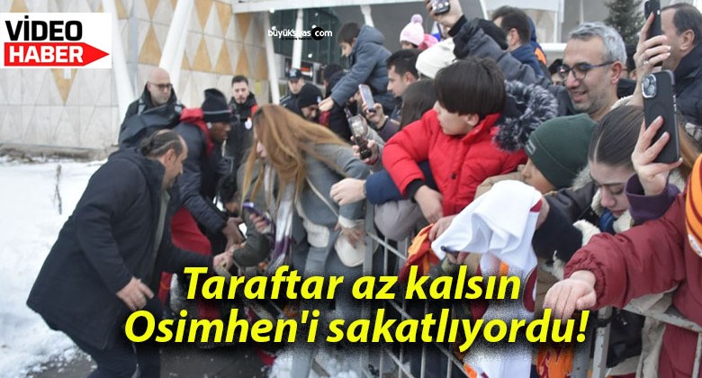 Taraftar az kalsın Osimhen’i sakatlıyordu!