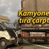 Kamyonet tıra çarptı