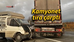 Kamyonet tıra çarptı