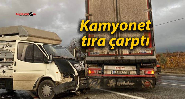 Kamyonet tıra çarptı