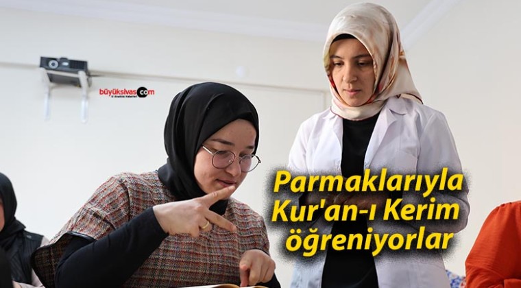 Parmaklarıyla Kur’an-ı Kerim öğreniyorlar