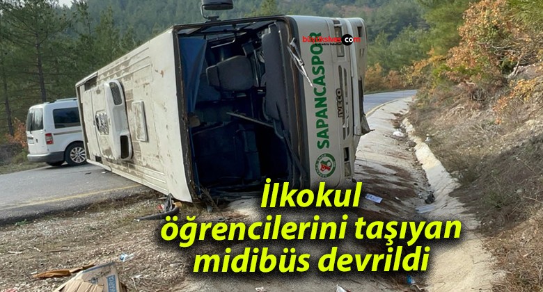 İlkokul öğrencilerini taşıyan midibüs devrildi