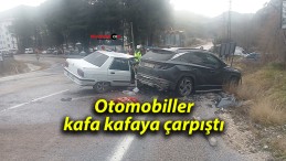 Otomobiller kafa kafaya çarpıştı