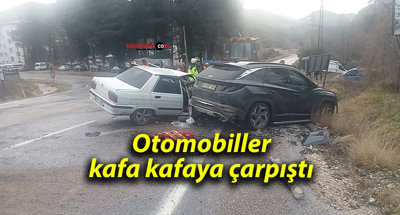 Otomobiller kafa kafaya çarpıştı