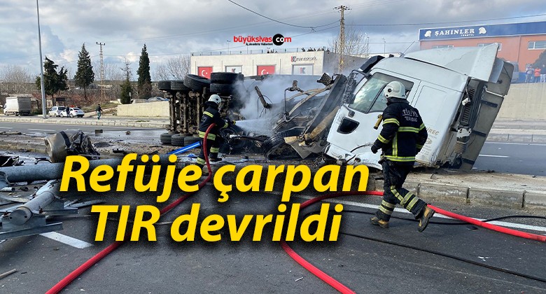 Refüje çarpan TIR devrildi