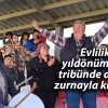 Evlilik yıldönümünü tribünde davul zurnayla kutladı