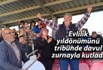 Evlilik yıldönümünü tribünde davul zurnayla kutladı