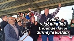 Evlilik yıldönümünü tribünde davul zurnayla kutladı