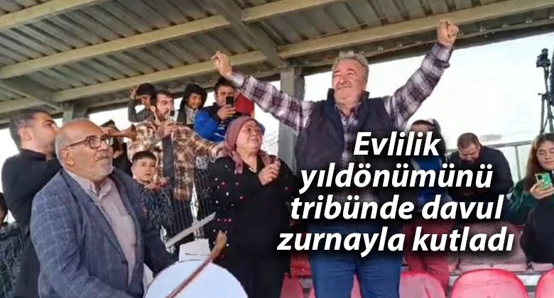 Evlilik yıldönümünü tribünde davul zurnayla kutladı