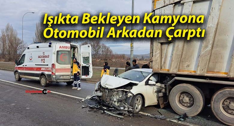 Işıkta Bekleyen Kamyona Otomobil Arkadan Çarptı